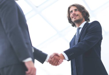 Toplantıda iş tokalaşması görüntüsünü kapat.