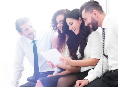 closeup.Smiling iş takım tablet bilgisayar ile