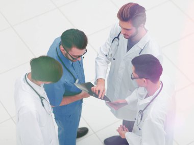 bir x-ray.isolated beyaz üzerinde tartışırken doktor grup.