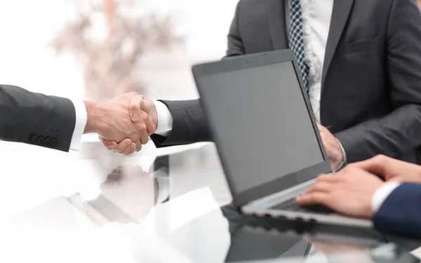 Dos hombres de negocios seguros estrechando la mano durante una reunión en el —  Fotos de Stock