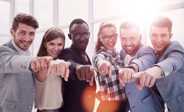 Grupo empresarial feliz apuntando a la cámara - aislado sobre blanco — Foto de Stock