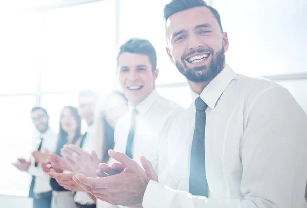 Uomini d'affari di successo applaudono in piedi — Foto Stock