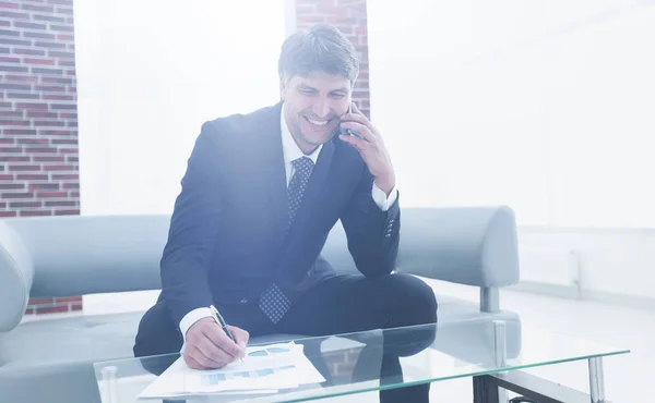 Obchodník mluví na Smartphone v kanceláři — Stock fotografie
