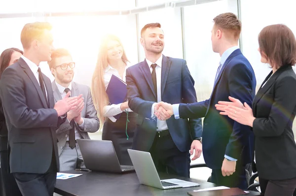 Vertegenwoordigers van de twee business teams begroeten elkaar — Stockfoto