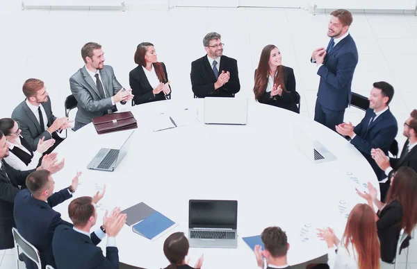 Empresários aplaudindo palestrante em uma reunião de negócios . — Fotografia de Stock