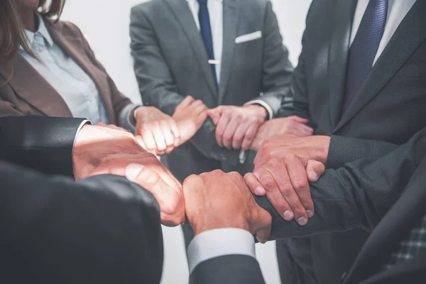 De cerca. equipo empresarial mostrando su unidad — Foto de Stock