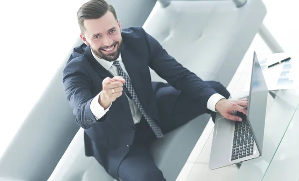 Üzleti koncepció. Üzleti ember mutatva az ujját laptop — Stock Fotó