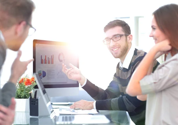 Wirtschaftsteam diskutiert Finanzdiagramme — Stockfoto