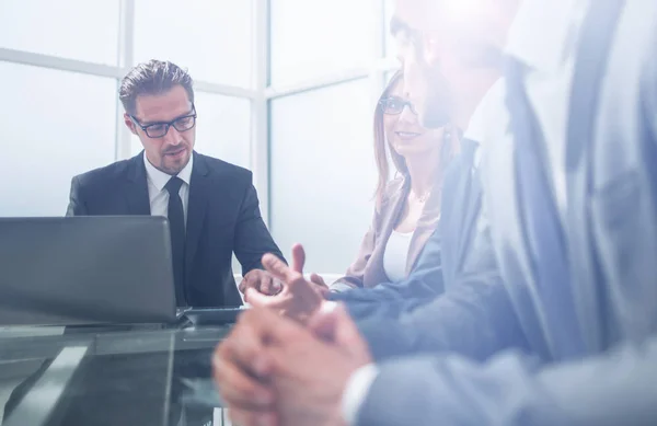 Alegre personal de oficina discutiendo su proyecto — Foto de Stock