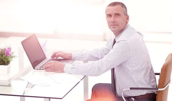 Close up .businessman working on laptop — стоковое фото