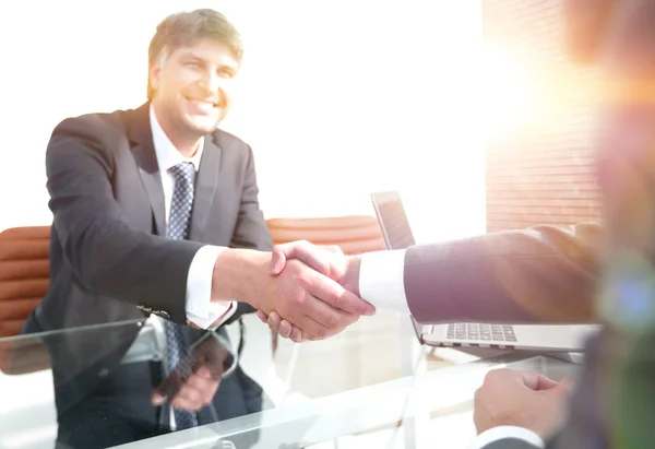 Podnikatel natahuje ruku pro handshake — Stock fotografie