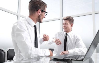 Meslektaşlarım masaya oturun ve konuşun.