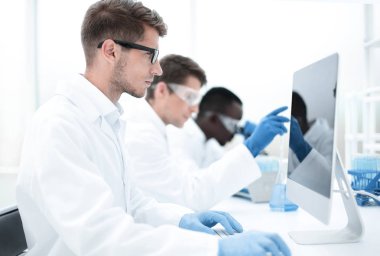 grup bilim adamı laboratuar çalışmaları yapmak