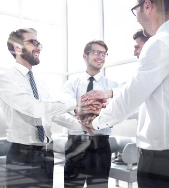 İş arkadaşları ellerini kavuşturdu..