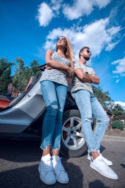 Alt görünümü. akşam onların car yakınındaki çift ayakta.