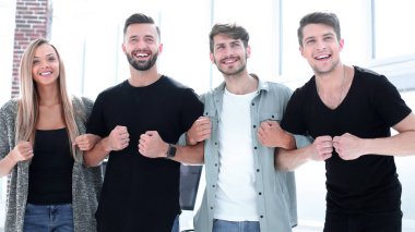 Ofiste emin iş takım duruyor