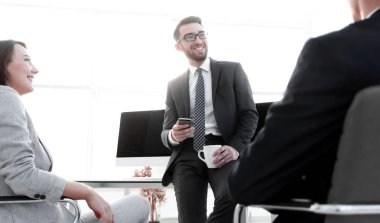 Aletleri kullanan işçiler, çalışma molası.