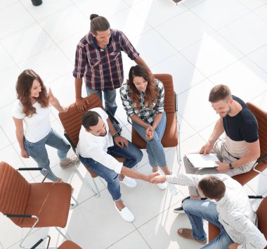 Yukarıdan bak. İş arkadaşlarıyla tokalaşma.