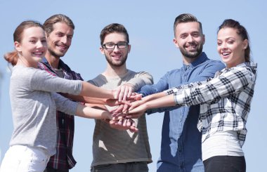bir grup genç insan onların birlik gösterir.