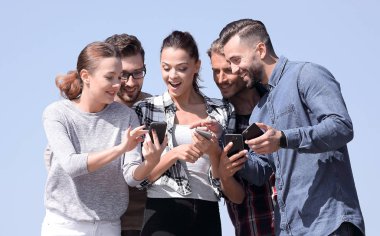 portre. akıllı telefonlar kullanan öğrenciler grup.