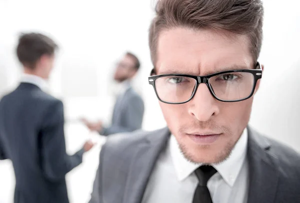 Close up.confident joven hombre de negocios — Foto de Stock