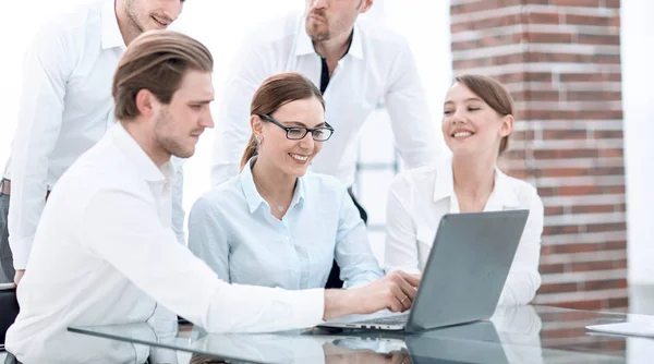 Equipo empresarial discutiendo nueva información . — Foto de Stock