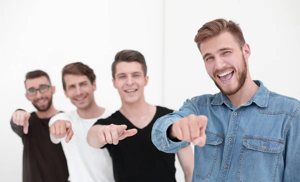 Jovem grupo de estudantes alegres apontando para você . — Fotografia de Stock