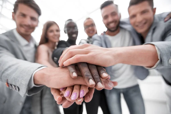 Företagare händer staplade över varandra i office — Stockfoto