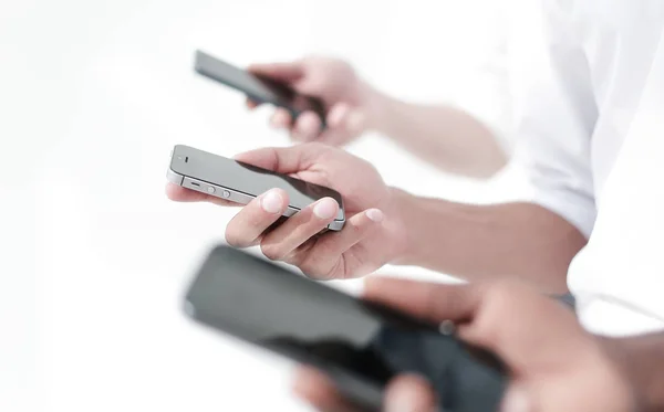 Närbild. smartphones i händerna på det business-teamet — Stockfoto