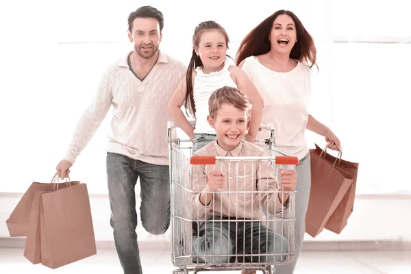 Gelukkige familie met kar en kinderen — Stockfoto