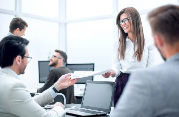 Equipo de negocios en el lugar de trabajo en la oficina . — Foto de Stock