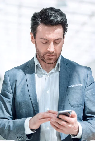 Up.businessman kijken naar de smartphone scherm sluiten — Stockfoto