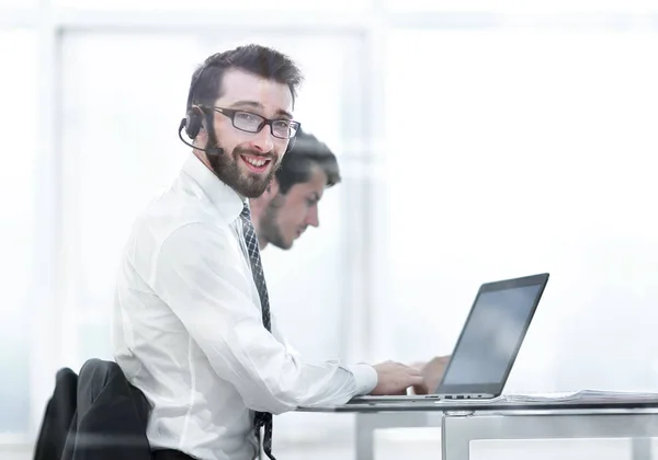 Business man in headphones sitting at his Desk — Stock Photo, Image