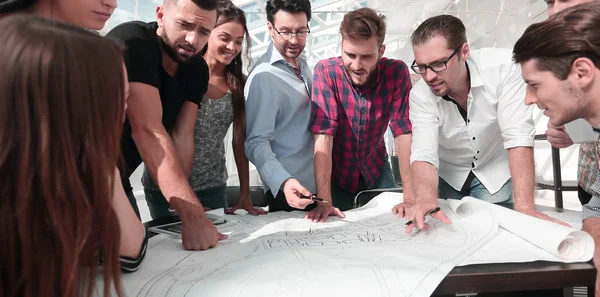 Grupo de arquitectos y empresarios trabajando juntos — Foto de Stock