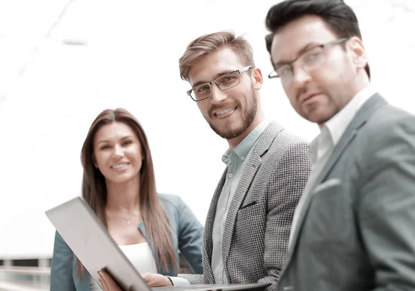 De cerca. el equipo empresarial discute la información de la computadora portátil — Foto de Stock