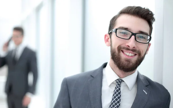 Uzavřete up.businessman s brýlemi na pozadí úřadu — Stock fotografie