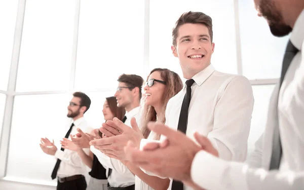 Empregados jovens da companhia uma ovação permanente — Fotografia de Stock