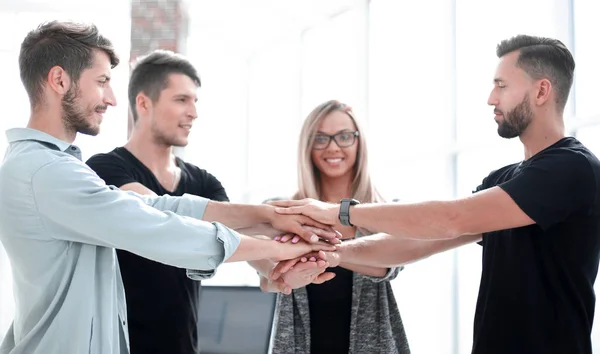 Gente de negocios trabajo en equipo apilar las manos — Foto de Stock