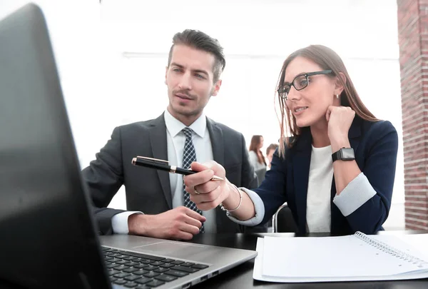 Dos socios exitosos trabajando con un portátil — Foto de Stock