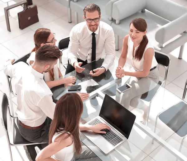 Топ-менеджеры бизнес-команды сидят за рабочим столом — стоковое фото