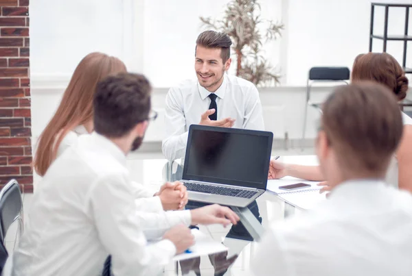 Equipe de negócios realiza uma reunião em um escritório brilhante — Fotografia de Stock