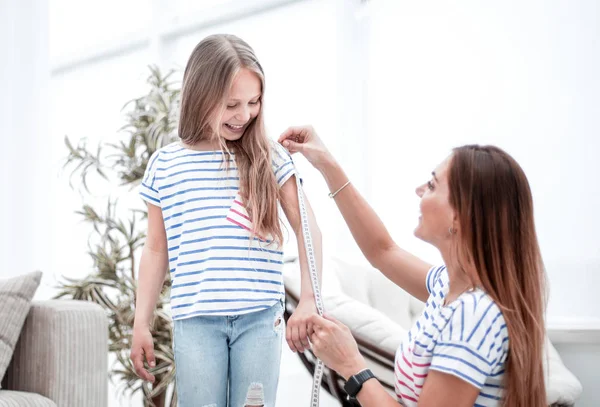 Özenli anne ve kızı yeni elbiseler ve ölçümler yapmak — Stok fotoğraf