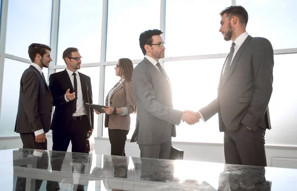 Empregado aceita parabéns do chefe — Fotografia de Stock