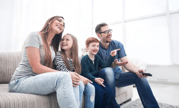 Mutlu aile onların en sevdiğiniz Tv programını izlerken. — Stok fotoğraf