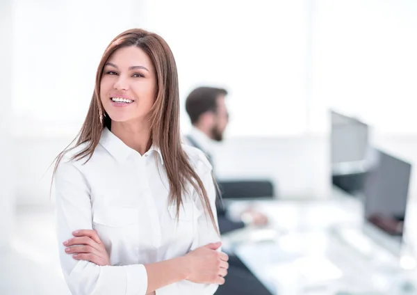 Leende affärskvinna på bakgrunden av arbetsplatsen. — Stockfoto