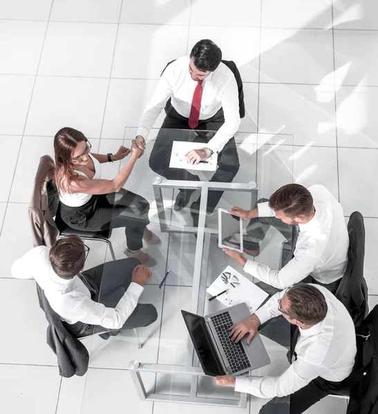 Pareja teniendo una reunión en la oficina de negocios — Foto de Stock