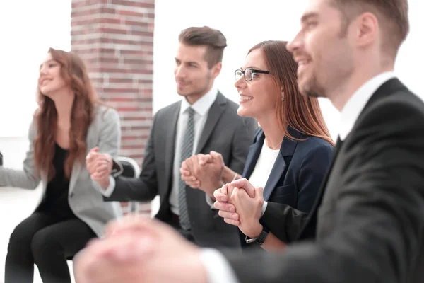 Eine Gruppe von Geschäftsleuten, die sich im Kreis die Hände reichen — Stockfoto