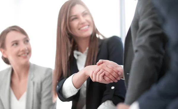 Close up.smiling femme d'affaires serrant la main de partenaires — Photo