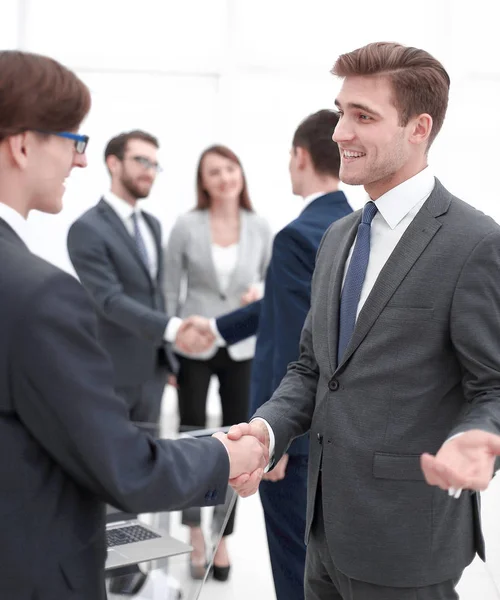 Handslag för affärspartners efter genomgången — Stockfoto