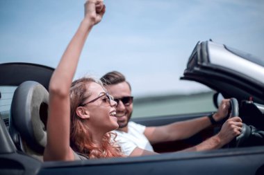 up.a genç kadın sevgilisi bir Cabrio araba ile kapatmak